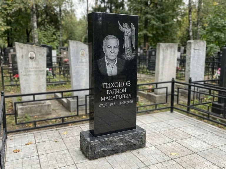 Памятник с гравировкой ангела — гравировка двух ангелов по сторонам портрета, работа «Свиридов» в Казани