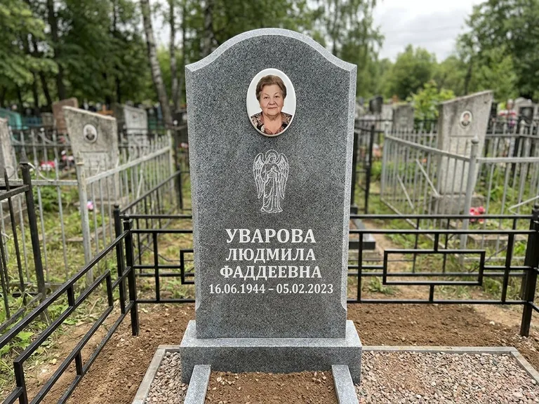 Памятник с гравировкой ангела — гравировка ангела в облаках с лучами над портретом, работа «Игнатова» в Казани