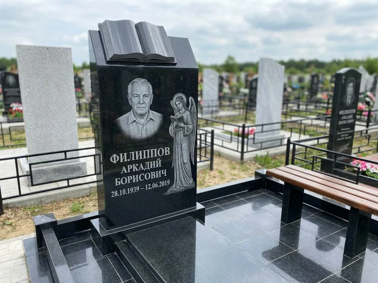 Памятник с гравировкой ангела — белая гравировка скорбящего ангела над портретом, работа «Доронин» в Казани