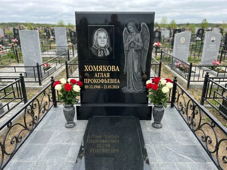 Памятник с гравировкой ангела — гравировка ангела-хранителя сбоку от портрета, работа «Яковлева» в Казани