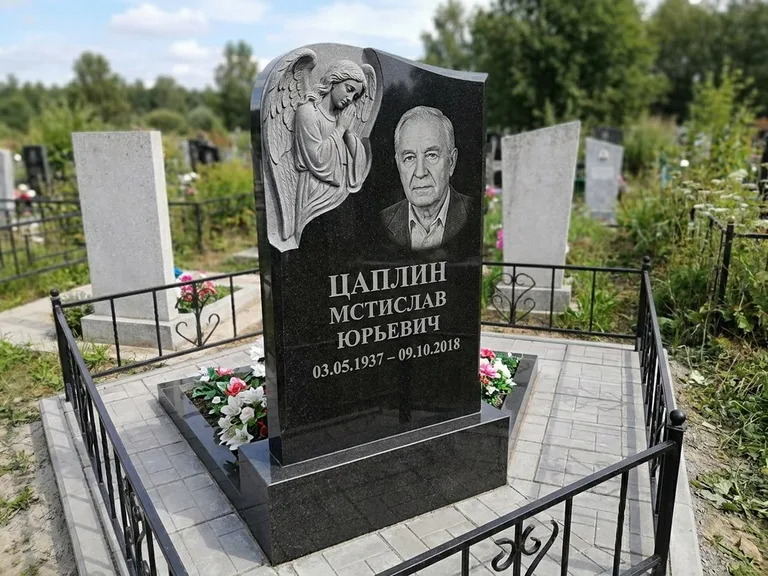 Памятник с гравировкой ангела — гравировка молящегося ангела в верхней части стелы, работа «Пономарёв» в Казани