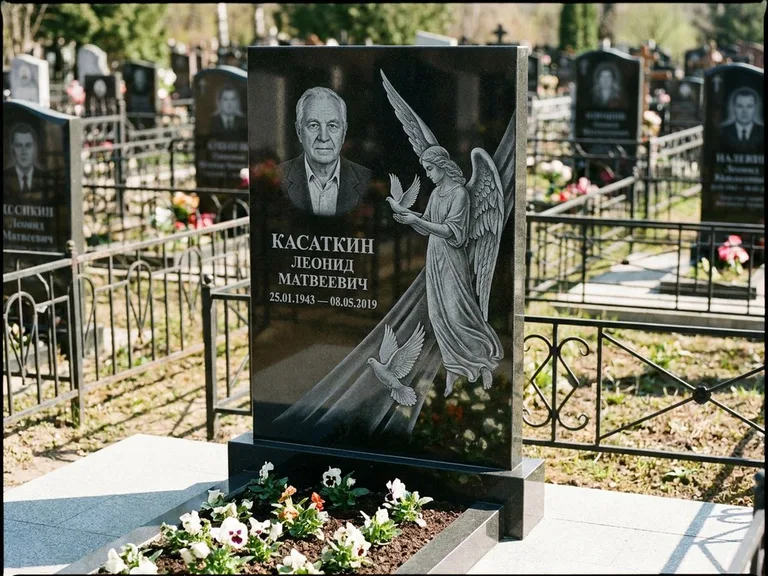 Памятник с гравировкой ангела — гравировка ангела с голубем по диагонали стелы, работа «Касаткин» в Казани