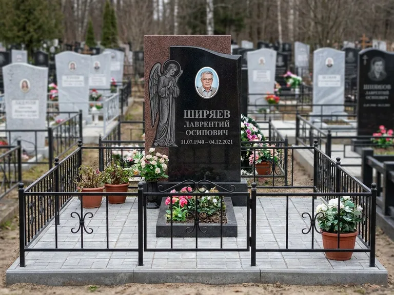 Памятник с гравировкой ангела — гравировка ангела с голубем по диагонали стелы, работа «Селиванов» в Казани