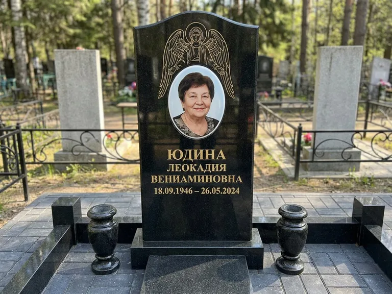 Памятник с гравировкой ангела — гравировка двух ангелов по сторонам портрета, работа «Гордеева» в Казани