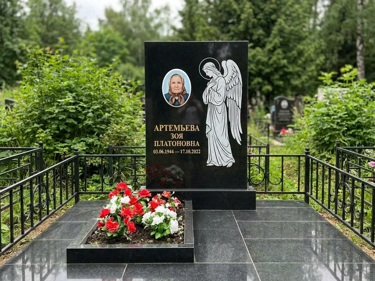 Памятник с гравировкой ангела — гравировка ангела в облаках с лучами над портретом, работа «Фаддеев» в Казани