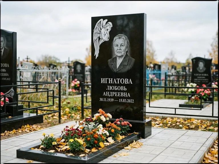 Памятник с гравировкой ангела — белая гравировка скорбящего ангела над портретом, работа «Игнатова» в Казани