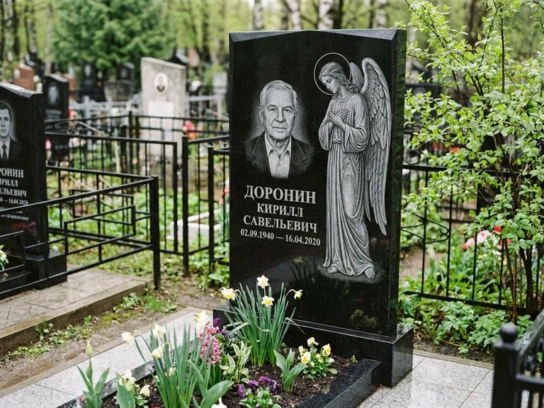Памятник с гравировкой ангела — гравировка ангела-хранителя сбоку от портрета, работа «Доронин» в Казани