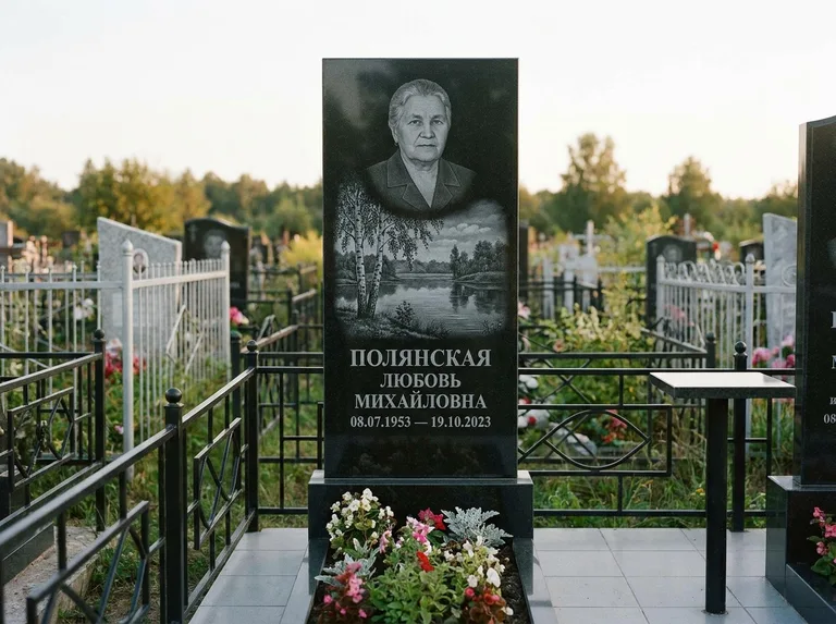 Памятник с гравировкой берёзы — гравировка берёзы у зеркального озера, работа «Полянская» в Казани