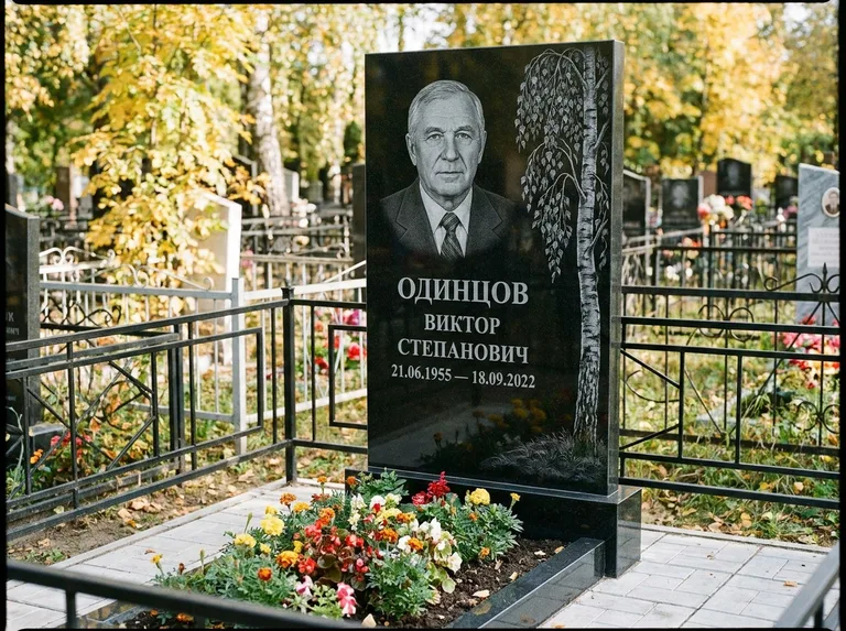 Памятник с гравировкой берёзы — гравировка плакучей берёзы с тонкими ветвями, работа «Одинцов» в Казани