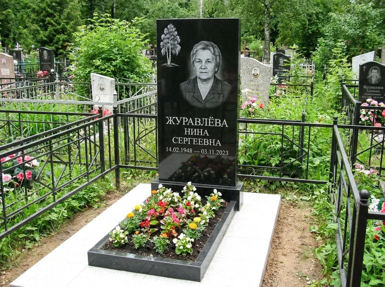 Памятник с гравировкой берёзы — гравировка одинокой берёзы над именем, работа «Журавлёва» в Казани