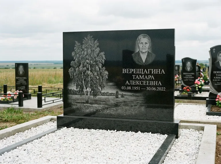 Памятник с гравировкой берёзы: широкая горизонтальная стела — берёза у поля, простор до горизонта, белая мраморная крошка с бордюром, работа «Верещагина» в Казани