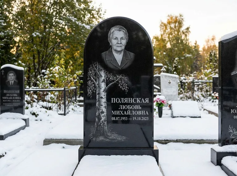 Памятник с гравировкой берёзы: полукруглая стела — объёмная одинокая берёза с фактурной корой, заснеженный зимний участок, работа «Полянская» в Казани