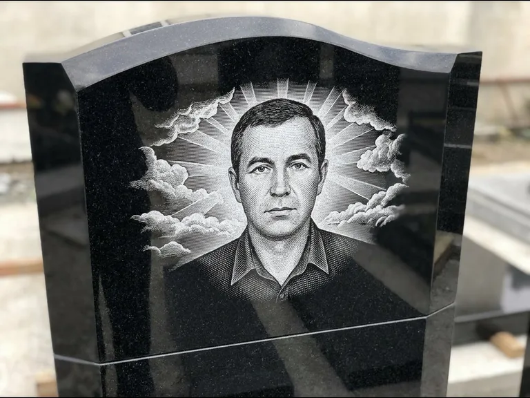 Гравировка фото на памятнике — с фоном в Казани