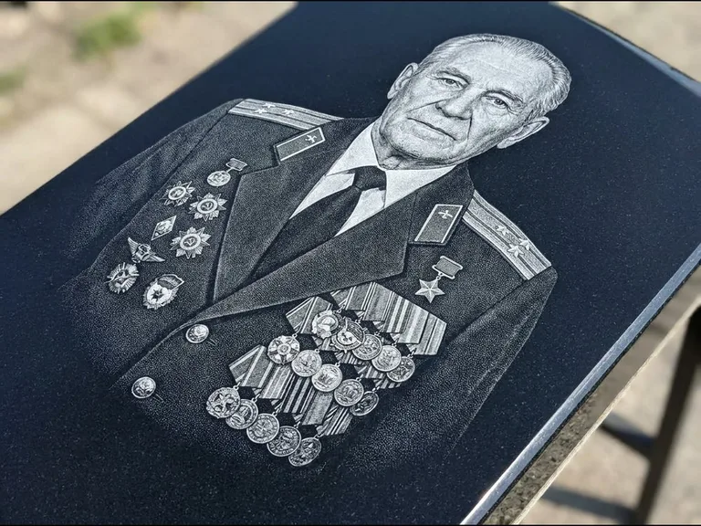 Гравировка фото на памятнике — военный / ветеран в Казани