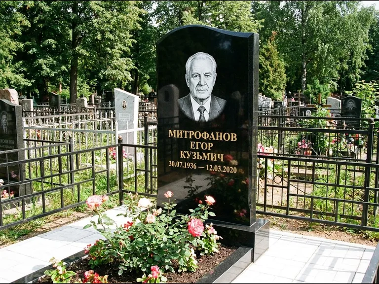 Гравировка портрета на чёрном граните — выполненная работа 29 в Казани