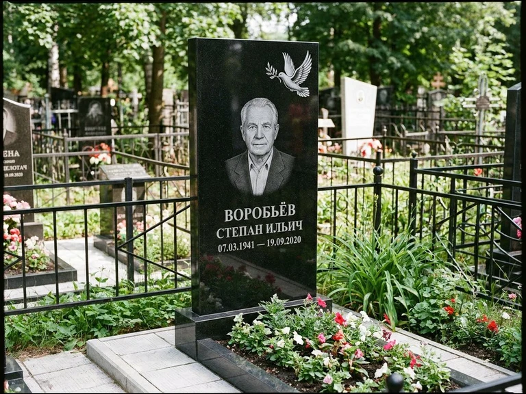 Гравировка голубей на памятник в Казани — памятник из чёрного гранита с гравировкой