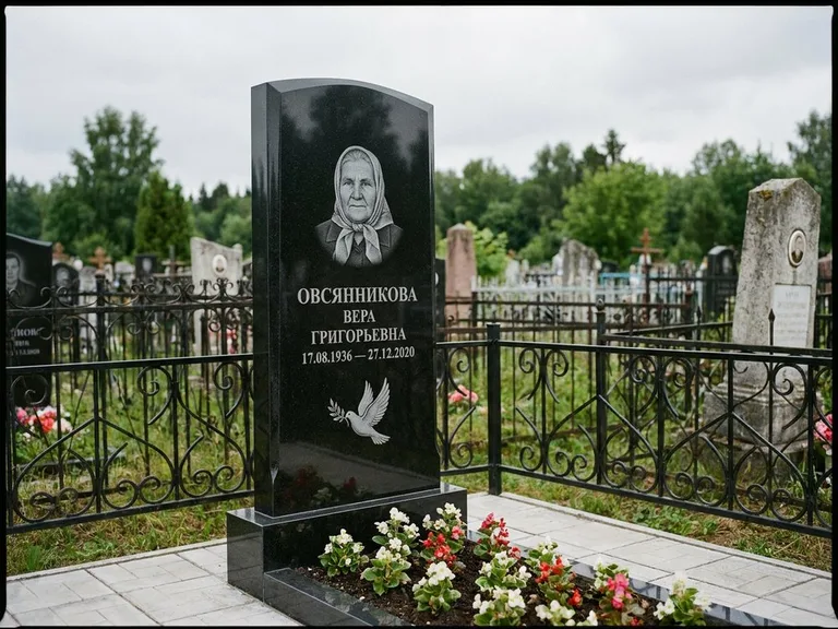 Памятник с гравировкой голубей — гравировка голубя с оливковой ветвью рядом с эпитафией, работа «Овсянникова» в Казани