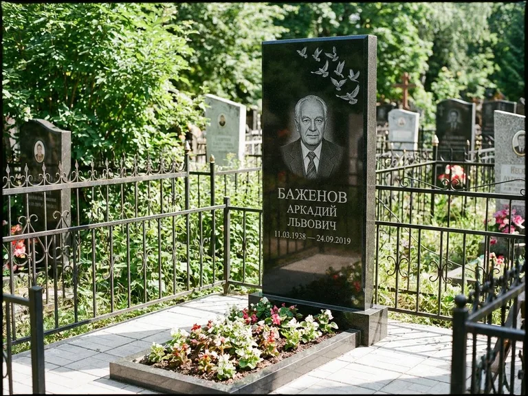 Памятник с гравировкой голубей — гравировка стаи голубей, взлетающей от угла стелы, работа «Баженов» в Казани