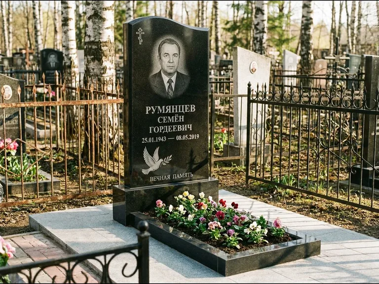 Памятник с гравировкой голубей — гравировка голубя с оливковой ветвью рядом с эпитафией, работа «Румянцев» в Казани