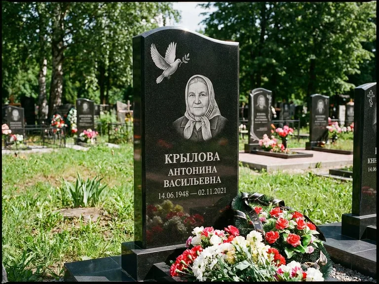 Памятник с гравировкой голубей — гравировка голубей, работа «Крылова» в Казани