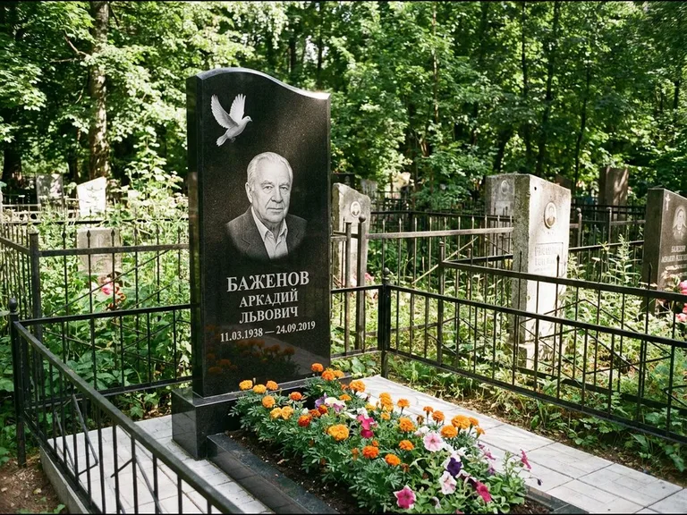 Памятник с гравировкой голубей — белая гравировка взлетающего голубя над портретом, работа «Баженов» в Казани