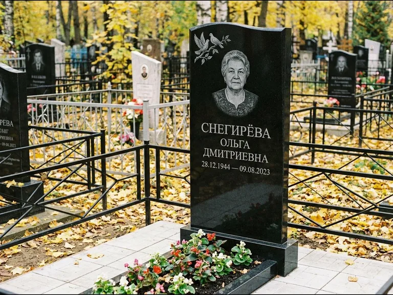 Памятник с гравировкой голубей — гравировка пары голубей на ветке в верхнем углу стелы, работа «Снегирёва» в Казани