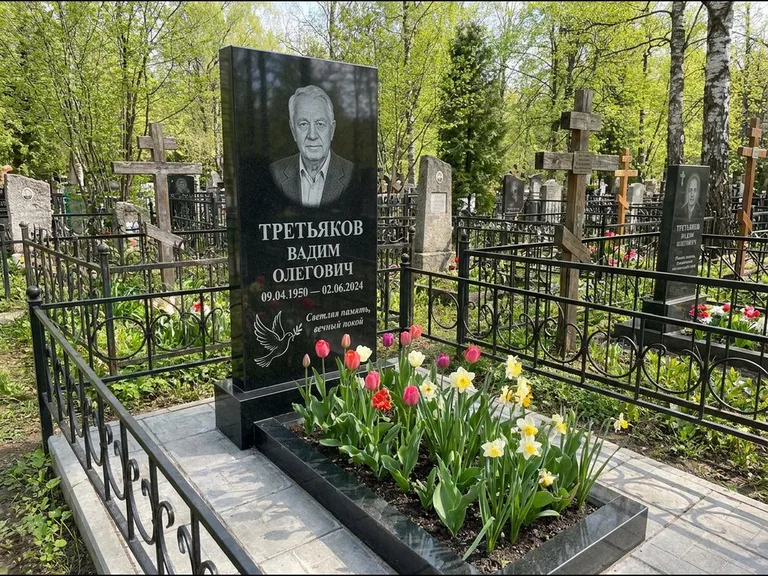 Памятник с гравировкой голубей — гравировка голубя с оливковой ветвью рядом с эпитафией, работа «Третьяков» в Казани