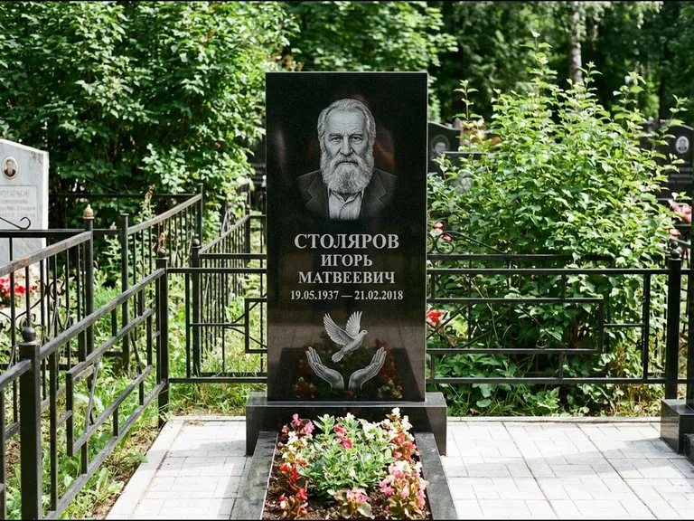 Памятник с гравировкой голубей — гравировка голубя над раскрытыми ладонями внизу стелы, работа «Столяров» в Казани