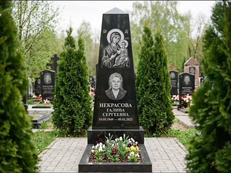 Памятник с гравировкой иконы — образ Николая Чудотворца, работа «Третьяков» в Казани