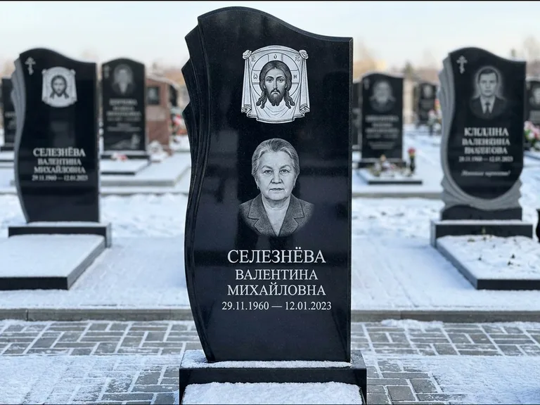 Памятник с гравировкой иконы — Казанская икона Божией Матери на стеле, работа «Одинцов» в Казани