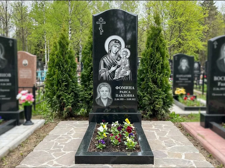Памятник с гравировкой иконы — икона в резном киоте, работа «Гущин» в Казани