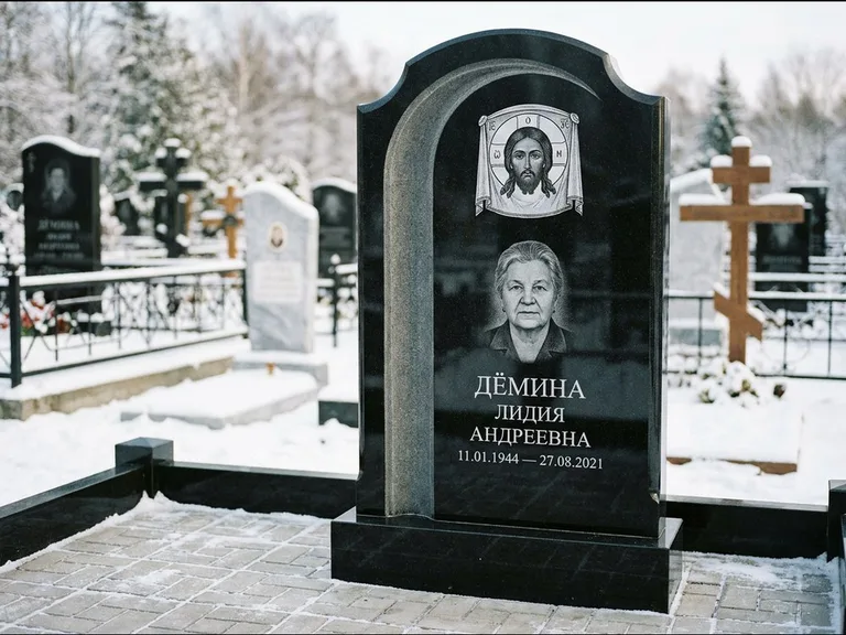 Памятник с гравировкой иконы: гранёный восьмиугольный обелиск с крестом — гравировка Николая Чудотворца, семейный участок с гранитной скамьёй, работа «Зотов» в Казани