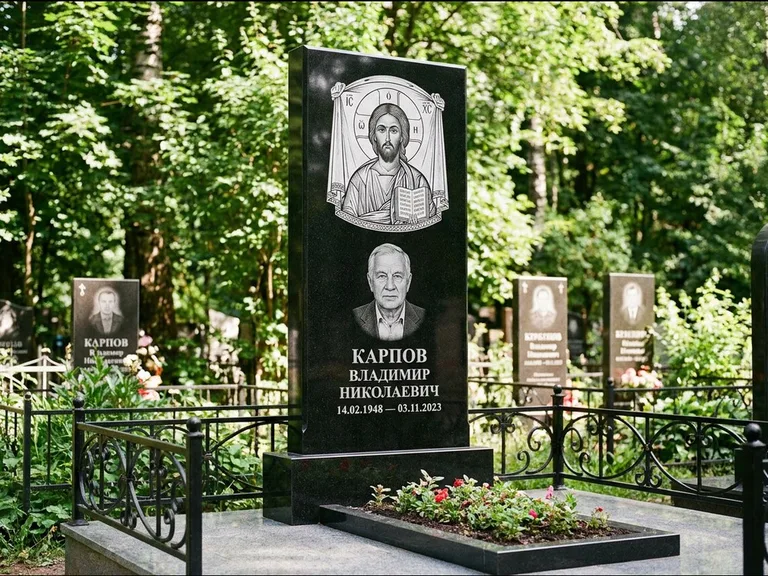 Памятник с гравировкой иконы: широкая двойная семейная стела — золочёный нимб на образе, цветник с красными розами, работа «Воронцова» в Казани