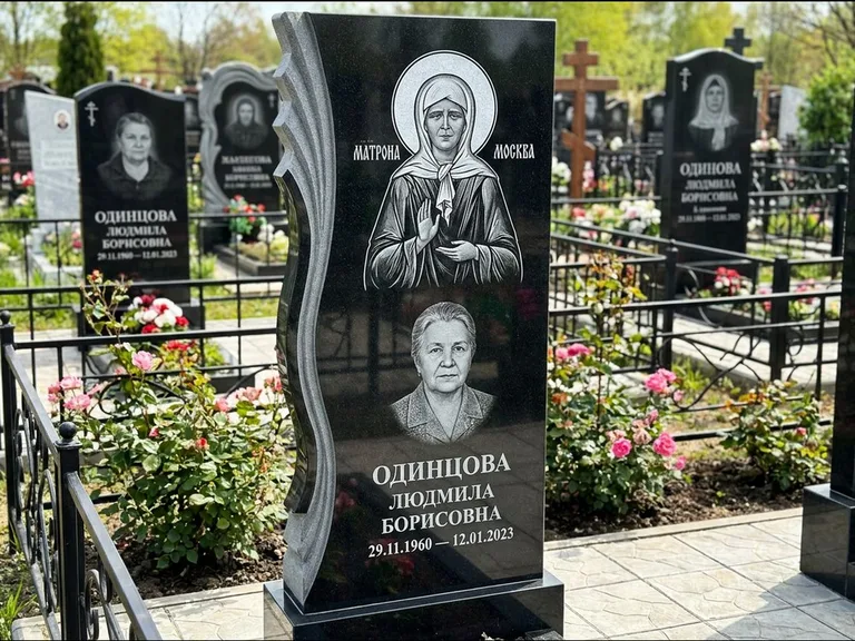 Памятник с гравировкой иконы: ступенчатая двухуровневая стела — Архангел Михаил на стеле, каменная дорожка из плитняка, работа «Одинцов» в Казани