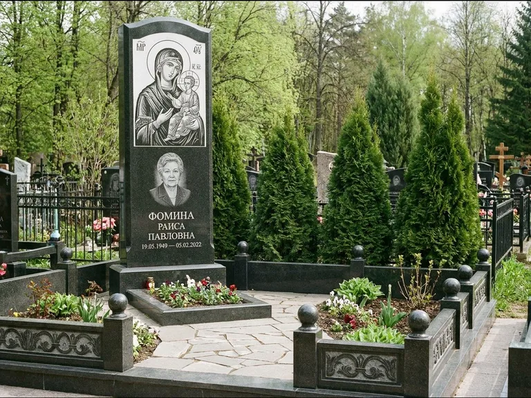 Памятник с гравировкой иконы: высокий гранёный обелиск с крестом-навершием — гравировка образа Матроны Московской, открытый участок без ограды, работа «Третьяков» в Казани
