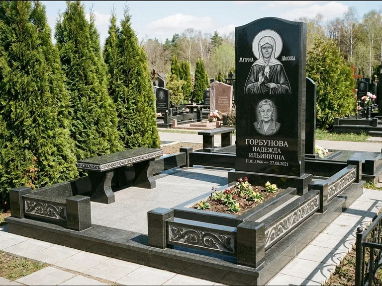Памятник с гравировкой иконы: стела в форме раскрытой книги с образом — гравировка образа Спасителя, цоколь тёмной плиткой, работа «Зотов» в Казани