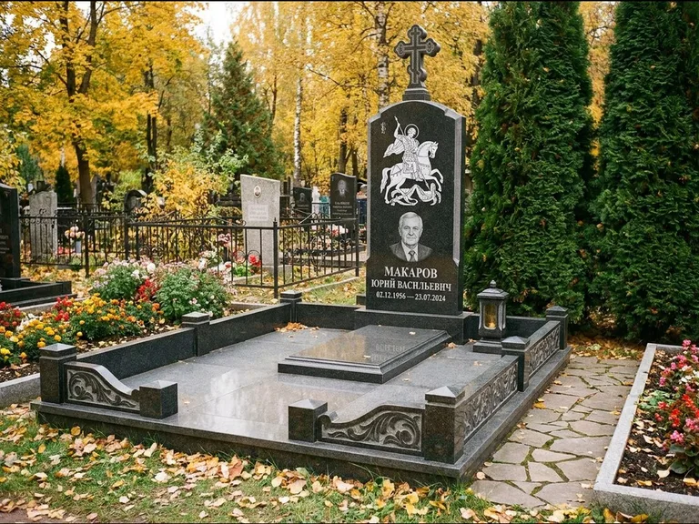 Памятник с гравировкой иконы: ступенчатая трёхуровневая стела — золочёный нимб на образе, дорожка из природного плитняка, работа «Лебедева» в Казани