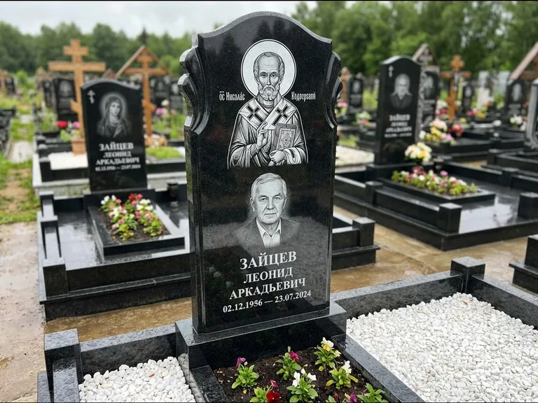 Памятник с гравировкой иконы — образ Николая Чудотворца, работа «Лебедева» в Казани