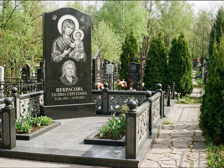 Памятник с гравировкой иконы: полукруглая стела с купольным навершием — Архангел Михаил на стеле, заснеженный зимний участок, работа «Гущин» в Казани