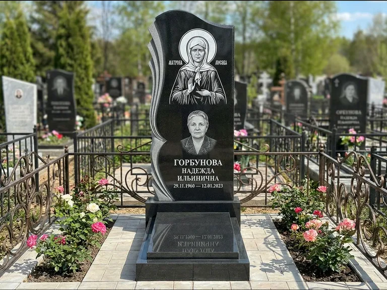 Памятник с гравировкой иконы — икона в резном киоте, работа «Одинцов» в Казани