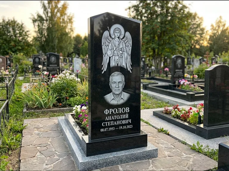 Памятник с гравировкой иконы — Владимирская икона Божией Матери с Младенцем, работа «Мельникова» в Казани