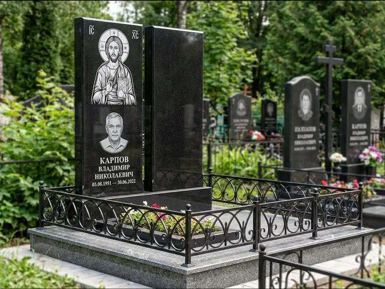 Памятник с гравировкой иконы — Казанская икона Божией Матери на стеле, работа «Богданова» в Казани