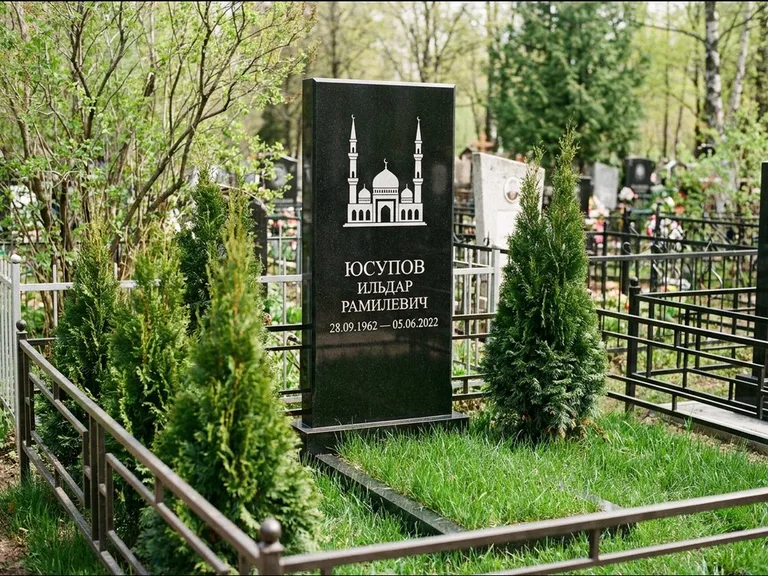 Мусульманский памятник с гравировкой мечети — силуэт мечети с двумя минаретами над именем, работа «Юсупов» в Казани