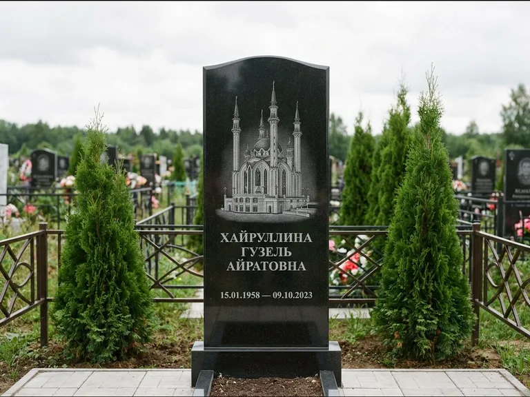 Мусульманский памятник с гравировкой мечети — мечеть Кул-Шариф на обороте стелы, работа «Хайруллина» в Казани