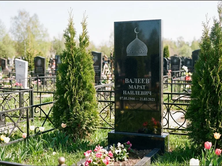 Мусульманский памятник с гравировкой мечети — купол с полумесяцем в верхней части, работа «Валеев» в Казани