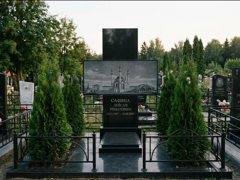 Мусульманский памятник с гравировкой мечети — панорама мечети во всю ширину стелы, работа «Сафина» в Казани
