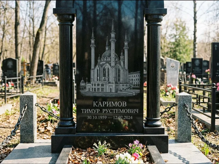 Мусульманский памятник с гравировкой мечети: стела с колоннами-минаретами по бокам — детализированная гравировка мечети Кул-Шариф, гранитные столбики с провисающей цепью, работа «Каримов» в Казани