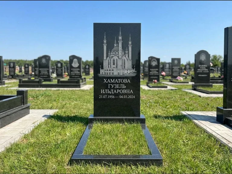 Мусульманский памятник с гравировкой мечети: небольшая скромная одиночная стела — золочёная гравировка мечети, аккуратный участок с газоном, работа «Нигматуллина» в Казани