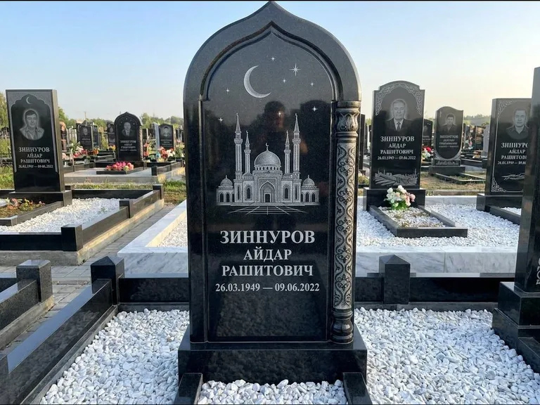 Мусульманский памятник с гравировкой мечети: стела с михраб-верхом и резной боковой колонной — детализированная гравировка мечети Кул-Шариф, белая мраморная крошка, работа «Ахметов» в Казани
