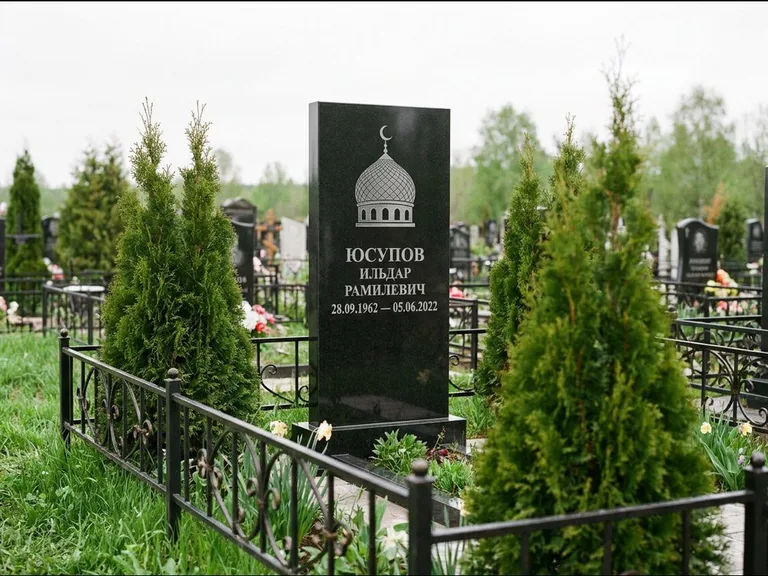Мусульманский памятник с гравировкой мечети — купол с полумесяцем в верхней части, работа «Юсупов» в Казани